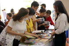 Người dân, du khách tìm hiểu về nước Pháp qua các tài liệu sách tại chương trình. (Ảnh: Trần Lê Lâm/TTXVN)