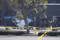 Cảnh sát được triển khai tại hiện trường vụ xả súng ở Monterey Park, California, Mỹ, ngày 22/1. (Ảnh: AP/TTXVN)