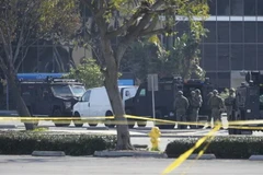 Cảnh sát được triển khai tại hiện trường vụ xả súng ở Monterey Park, California, Mỹ, ngày 22/1. (Ảnh: AP/TTXVN)