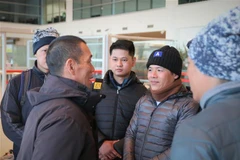 Đại sứ Việt Nam tại Thổ Nhĩ Kỳ Đỗ Sơn Hải (bên trái) đến sân bay Adiyaman (Thổ Nhĩ Kỳ) tiễn đoàn về nước. (Ảnh: Trường Dụy/TTXVN)