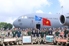 Chủ tịch nước Võ Văn Thưởng với các lực lượng lên đường thực hiện nhiệm vụ gìn giữ hòa bình Liên hợp quốc tại Nam Sudan. (Ảnh: Thống Nhất/TTXVN)