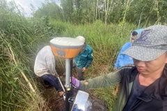 Đo tọa độ cắm mốc giải phóng mặt bằng thực hiện dự án Vành đai 3 tại huyện Bình Chánh, Thành phố Hồ Chí Minh. (Ảnh: Tiến Lực/TTXVN)