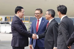 Các quan chức Indonesia đón Chủ tịch Quốc hội Vương Đình Huệ tại Sân bay Quốc tế Soekarno Hatta, thủ đô Jakarta. (Ảnh: Doãn Tấn/TTXVN)