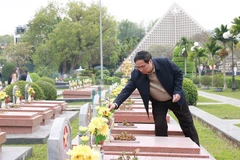 Thủ tướng Phạm Minh Chính thắp hương phần mộ liệt sỹ tại Nghĩa trang liệt sỹ A1. (Ảnh: Dương Giang/TTXVN)