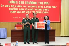 Bà Trương Thị Mai, Ủy viên Bộ Chính trị, Thường trực Ban Bí thư, Trưởng Ban Tổ chức Trung ương tặng quà cho lãnh đạo Quân khu 4. (Ảnh: Xuân Tiến/TTXVN)