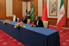Đại diện Iran và Saudi Arabia ký thỏa thuận trước sự chứng kiến của nhà ngoại giao Trung Quốc Vương Nghị. (Nguồn: TASNIM)