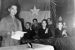 Ông Huỳnh Tấn Phát, Phó Chủ tịch kiêm Tổng thư ký Ủy ban Trung ương Mặt trận dân tộc Giải phóng miền Nam Việt Nam trình bày trước Đại hội bản dự thảo Cương lĩnh của mặt trận năm 1967. (Ảnh: TTXVN)