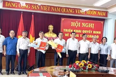 Ban Thường vụ Tỉnh ủy Đồng Nai quyết định cho Bí thư Thành ủy Biên Hòa Võ Văn Chánh (người thứ 6, bên trái qua) được thôi việc theo nguyện vọng. (Ảnh: TTXVN phát)
