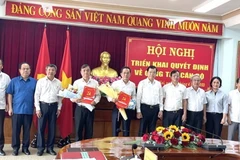 Ban Thường vụ Tỉnh ủy Đồng Nai quyết định cho Bí thư Thành ủy Biên Hòa Võ Văn Chánh (người thứ 6, bên trái qua) được thôi việc theo nguyện vọng. (Ảnh: TTXVN phát)