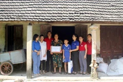 Trao quà và học bổng cho em Ninh Thế Hải tại xã Gia Hưng, Gia Viễn, Ninh Bình. (Ảnh: Hải Yến/TTXVN)