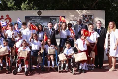 Chủ tịch Quốc hội Vương Đình Huệ chụp ảnh lưu niệm với giáo viên, học sinh Trường phổ thông đặc biệt hữu nghị Cuba- Việt Nam. (Ảnh: Doãn Tấn/TTXVN)