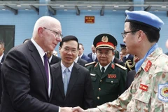 Chủ tịch nước Võ Văn Thưởng và Toàn quyền Australia David Hurley trồng cây lưu niệm tại khuôn viên trụ sở Cục Gìn giữ hoà bình Việt Nam. (Ảnh: Thống Nhất/TTXVN)