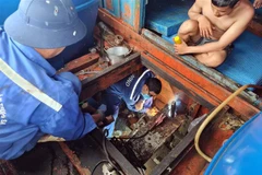 Hỗ trợ ngư dân khắc phục sự cố tàu cá. (Ảnh minh họa. Nguồn: TTXVN phát)