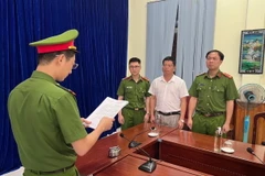 Cơ quan Cảnh sát điều tra, Công an tỉnh Sơn La thi hành lệnh bắt bị can Lê Văn Kỳ, Phó Giám đốc Sở Nông nghiệp và Phát triển nông thôn tỉnh Sơn La, nguyên Chủ tịch Ủy ban Nhân dân huyện Bắc Yên. (Ảnh: TTXVN phát)