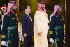 Thái tử Saudi Arabia Mohammed bin Salman (giữa, phải) và Thủ tướng Nhật Bản Fumio Kishida (giữa, trái) tại lễ đón ở Jeddah, ngày 16/7. (Ảnh: AFP/TTXVN)
