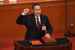 Ông Lý Cường tuyên thệ nhậm chức Thủ tướng Trung Quốc tại phiên họp toàn thể lần thứ 4 Kỳ họp thứ nhất Đại hội Đại biểu Nhân dân Toàn quốc (Nhân Đại, tức Quốc hội Trung Quốc) khóa XIV ở Bắc Kinh ngày 11/3. (Ảnh: AFP/TTXVN)