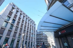 Biểu tượng ngân hàng UBS (phải) và Credit Suisse (trái) tại Geneva, Thụy Sĩ. (Ảnh: THX/TTXVN)