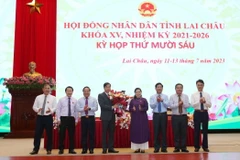 Các lãnh đạo tỉnh Lai Châu tặng hoa chúc mừng ông Lê Văn Lương được bầu chức danh Chủ tịch Ủy ban Nhân dân tỉnh Lai Châu nhiệm kỳ 2021-2026. (Ảnh: Quý Trung/TTXVN)