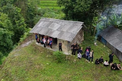 Bà con dân tộc Cờ Lao có mặt rất sớm tại miếu thờ Hoàng Vần Thùng để chuẩn bị cho Lễ hội Cầu mùa. (Ảnh: Nam Thái/TTXVN)