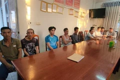 Các đối tượng bị tạm giữ tại cơ quan công an. (Ảnh: TTXVN phát)