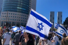 Người dân tụ tập trước tòa nhà các cơ quan chính phủ Israel đặt tại thành phố Tel Aviv hồi tháng 3 vừa qua. (Ảnh: Vũ Hội/TTXVN)