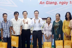 Chủ tịch nước Võ Văn Thưởng tặng quà cho gia đình chính sách và người có công của xã Vĩnh Tế. (Ảnh: Thống Nhất/TTXVN)