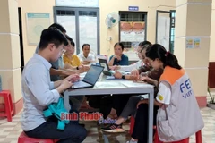 Các bác sỹ họp đánh giá, xác minh ca bệnh tại Trạm Y tế xã Tân Hưng và Tân Phước. (Nguồn: Báo Bình Phước)