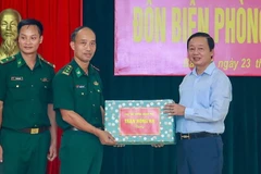 Phó Thủ tướng Trần Hồng Hà tặng quà cho cán bộ, chiến sỹ Đồn Biên phòng Trịnh Tường, huyện Bát Xát, tỉnh Lào Cai. (Ảnh: Quốc Khánh/TTXVN)