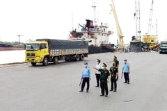 Cán bộ, chiến sỹ Biên phòng Cửa khẩu Cảng Thành phố Hồ Chí Minh làm nhiệm vụ tại cảng Khánh Hội. (Ảnh: TTXVN phát)