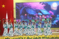Tiết mục múa quạt Nhật Bản tại chương trình giao lưu. (Ảnh: Thanh Hòa/TTXVN)