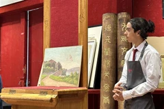 Một số tác phẩm của Vua Hàm Nghi được đưa ra bán đấu giá ngày 22/9. (Ảnh: Nguyễn Thu Hà/TTXVN)