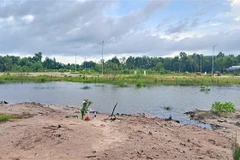 Hố nước trong dự án nơi bé K bị đuối nước. (Ảnh: TTXVN phát)