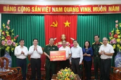 Trưởng Ban Tuyên giáo Trung ương Nguyễn Trọng Nghĩa và đoàn công tác trao tặng 9 căn nhà tình nghĩa cho các gia đình chính sách khó khăn về nhà ở trên địa bàn tỉnh Bến Tre. (Ảnh: Huỳnh Phúc Hậu/TTXVN)