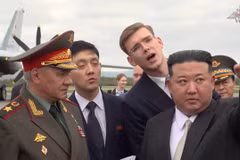 Nhà lãnh đạo Triều Tiên Kim Jong-un và Bộ trưởng Quốc phòng Nga Sergei Shoigu thị sát máy bay quân sự và tên lửa Nga tại sân bay Knevichi ngày 16/9. (Nguồn: Reuters)