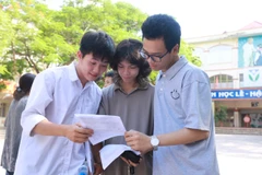 Thí sinh trao đổi bài sau giờ thi. (Ảnh: Hoài Nam/Vietnam+)