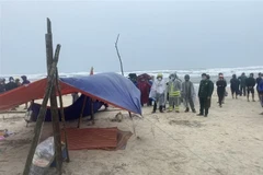 Thi thể thuyền viên S. được tìm thấy sau gần 5 ngày bị sóng biển cuốn mất tích. (Ảnh: TTXVN phát)