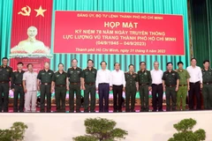 Ông Nguyễn Văn Nên, Ủy viên Bộ Chính trị, Bí thư Thành ủy, Bí thư Đảng ủy Quân sự Thành phố Hồ Chí Minh và Thượng tướng Võ Minh Lương, Thứ trưởng Bộ Quốc phòng, chụp ảnh lưu niệm cùng các đại biểu dự họp mặt. (Ảnh: Xuân Khu/TTXVN)