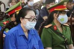 Vì lý do sức khỏe, bị cáo Nguyễn Thị Kim Hạnh (Mười Tường) được Hội đồng xét xử cho phép ngồi trong quá trình xét hỏi. (Ảnh: Công Mạo/TTXVN)