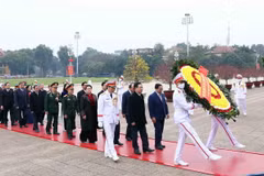 Các lãnh đạo, nguyên lãnh đạo Đảng, Nhà nước, Mặt trận Tổ quốc Việt Nam vào Lăng viếng Chủ tịch Hồ Chí Minh. (Ảnh: Phạm Kiên/TTXVN)