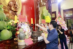 Chủ tịch Quốc hội Vương Đình Huệ dâng hương tưởng nhớ Chủ tịch Tôn Đức Thắng. (Ảnh: Doãn Tấn/TTXVN)