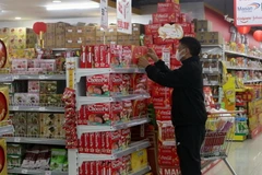 Mua sắm hàng Tết. (Nguồn: TTXVN)