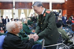 Bộ trưởng Bộ Công an Tô Lâm thăm hỏi, động viên các thương, bệnh binh tại Trung tâm Điều dưỡng thương binh Thuận Thành. (Ảnh: Thanh Thương/TTXVN)