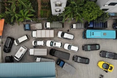 Xe xếp hàng chờ kiểm định tại Trung tâm đăng kiểm xe cơ giới 2917D, quận Long Biên. (Ảnh: Hoàng Hiếu/TTXVN)