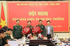 Ông Lê Trường Lưu, Bí thư Tỉnh ủy và Trung tướng Hà Thọ Bình, Tư lệnh Quân khu tặng hoa chúc mừng Đại tá Ngô Nam Cường và Thượng tá Phan Thắng. (Nguồn: Báo điện tử Đảng Cộng sản Việt Nam)
