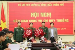 Ông Lê Trường Lưu, Bí thư Tỉnh ủy và Trung tướng Hà Thọ Bình, Tư lệnh Quân khu tặng hoa chúc mừng Đại tá Ngô Nam Cường và Thượng tá Phan Thắng. (Nguồn: Báo điện tử Đảng Cộng sản Việt Nam)