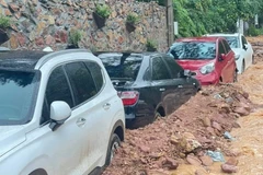 Nguyên nhân khiến hàng chục ôtô bị đất đá tràn lấp, mắc kẹt ở Sóc Sơn