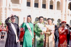 Hoa hậu H'Hen Niê cùng các đại sứ tham gia diễu hành. (Ảnh: Thu Hương/TTXVN)