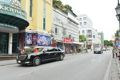 Đoàn xe chuyên chở Tổng thống Hoa Kỳ Joe Biden trên phố Tràng Tiền. (Ảnh: Minh Đức/TTXVN)