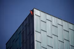 'Người nhện Pháp' Alain Robert leo lên tòa nhà 166m ở Barcelona nhằm nâng cao nhận thức về hạn hán và biến đổi khí hậu. (Nguồn: Reuters)