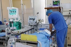 Điều trị cho một bệnh nhân bị ngộ độc. (Ảnh minh họa. Nguồn: TTXVN)